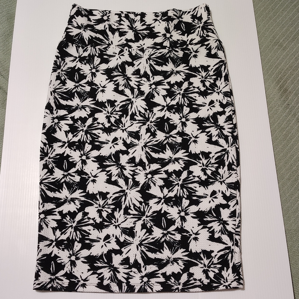 LuLaRoe Cassie Black & White Abstract Floral Print Pencil Skirt Size XS